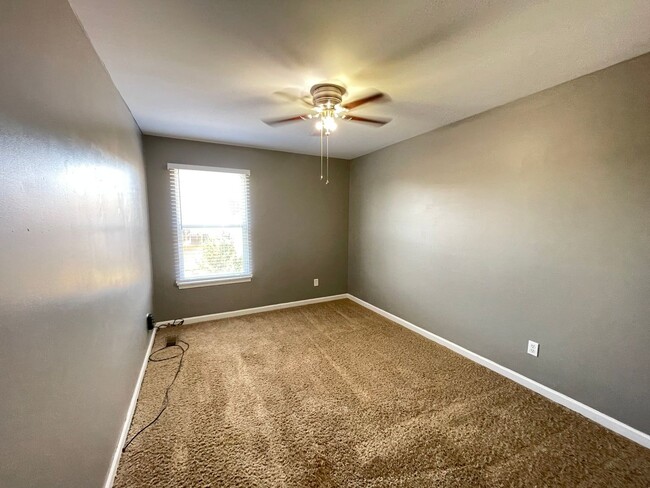 Building Photo - Move In Ready! 2 bed/4 bath townhouse with...