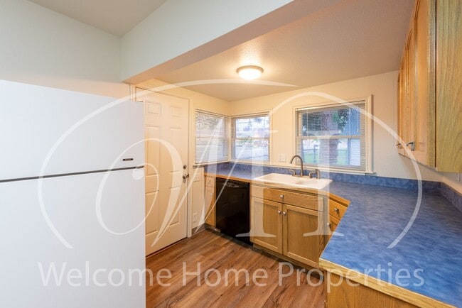 Building Photo - Cozy 3 Bedroom Home With Newer Flooring & Paint