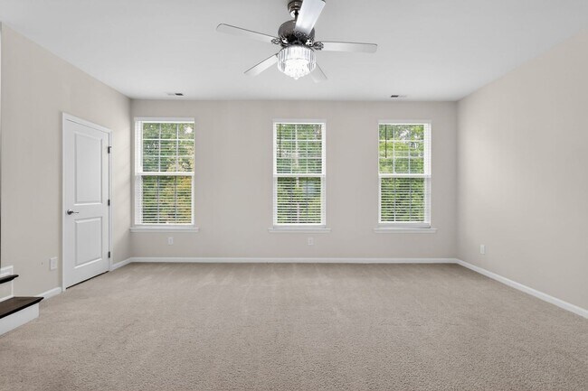 Building Photo - Spacious 4-Functional Bedroom Townhome Near RTP & Brier Creek