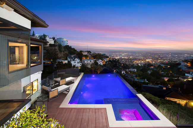 Building Photo - 1733 Sunset Plaza Dr