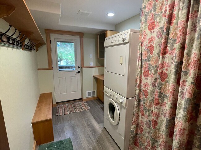 Building Photo - Lovely Furnished Honeymoon Bay Apartment!