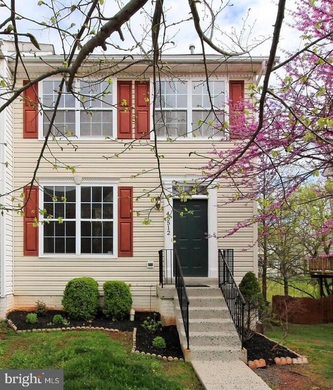 Building Photo - 45512 Lakemont Square