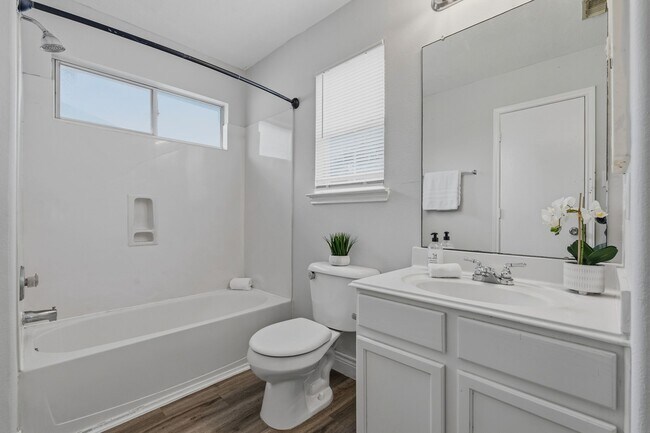 Building Photo - 1427 Hade Falls Ln