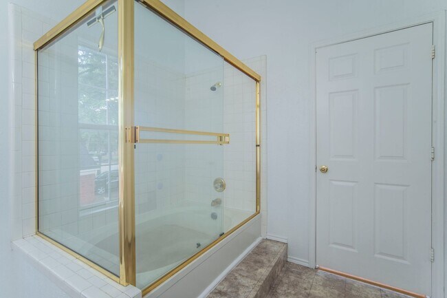 Building Photo - Spacious 4-Bedroom Home Across from the Pa...