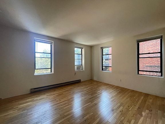 Building Photo - "Spacious 2-Bed, 2-Bath Gem with Hardwood ...