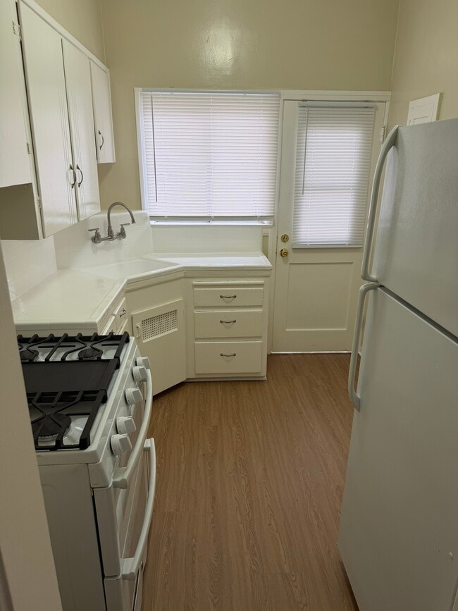 Building Photo - 801 W Glenoaks Blvd