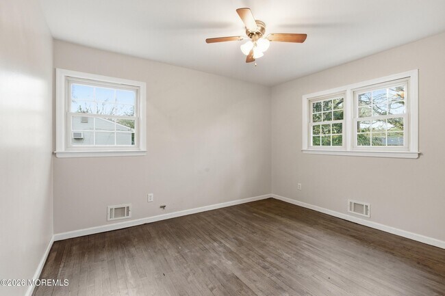 Building Photo - 536 River Dr