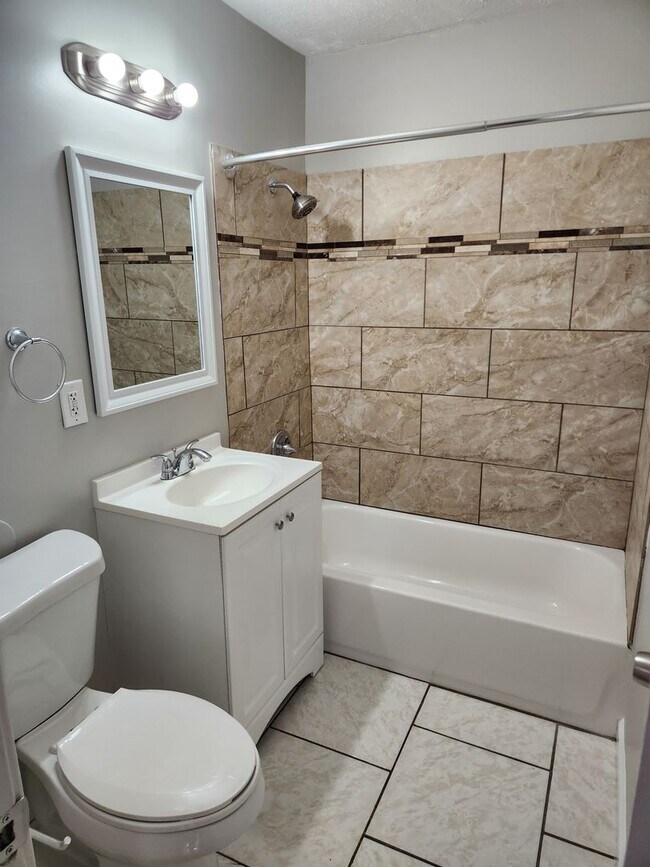Building Photo - Newly Remodeled 3/1