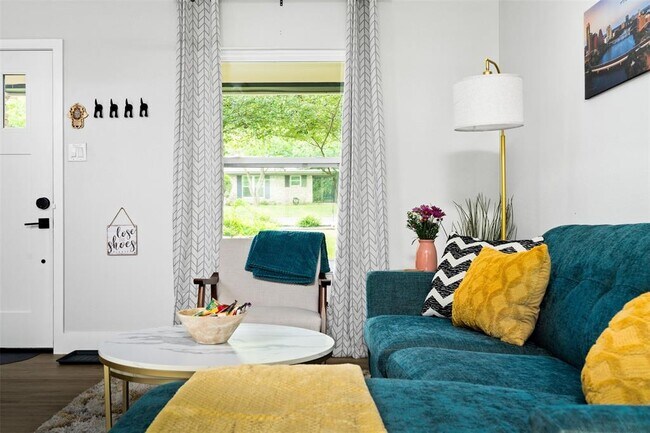 Building Photo - 11807 Oakwood Dr