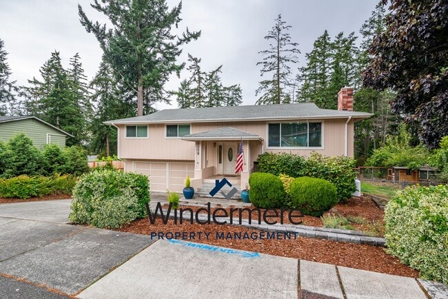 Primary Photo - Spacious 3 Bedroom 3 Bath in town