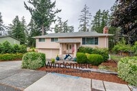 Building Photo - Spacious 3 Bedroom 3 Bath in town