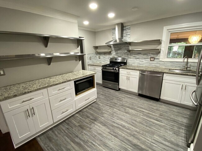 Building Photo - Amazing in town ranch awaits you!