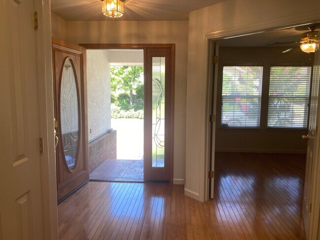 Building Photo - Beautiful Lakefront Home in the Vineyard! 55+ community