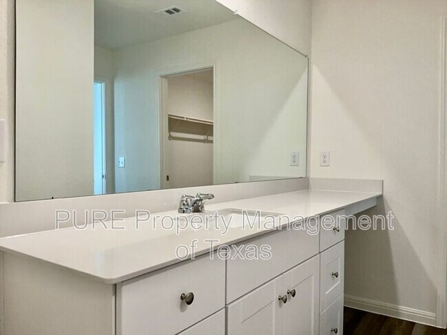 Building Photo - 203 Stonebrook Dr