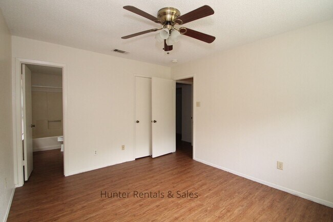 Building Photo - Dreamy Three-Bedroom - 1st month free with 1 year lease