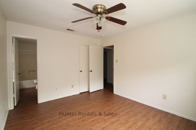 Building Photo - Dreamy Three-Bedroom - 1st month free with...