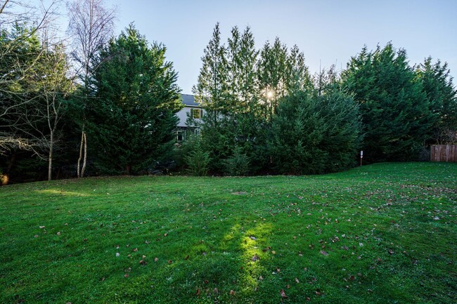 Building Photo - 3 Bedroom 2.5 Bath Duplex -Quick Easy Acce...