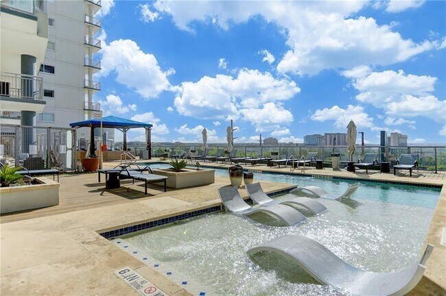 Building Photo - 603 Davis St