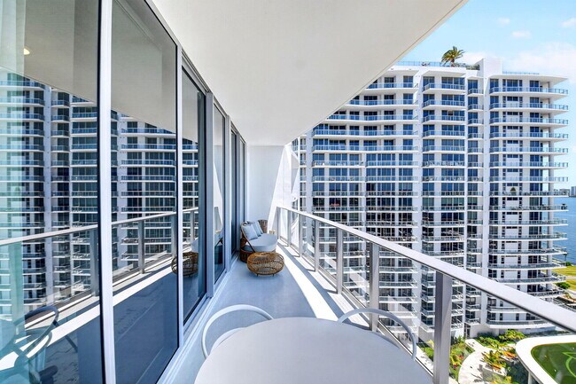 Building Photo - 220 Lake Shore Dr