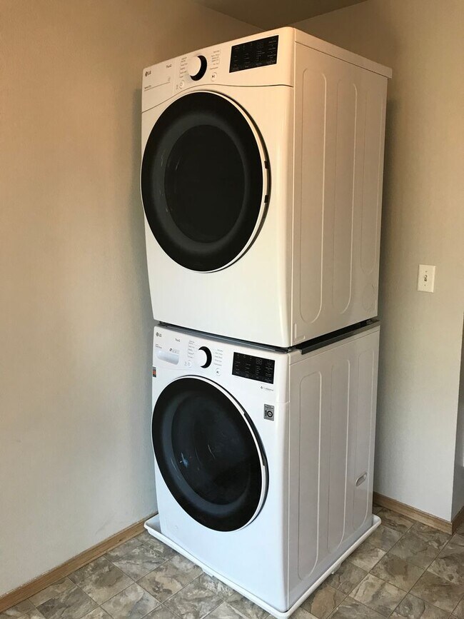 Building Photo - 150 NE 5th St