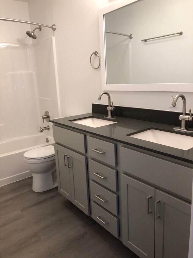 Bathroom - 806 Northlawn St NE