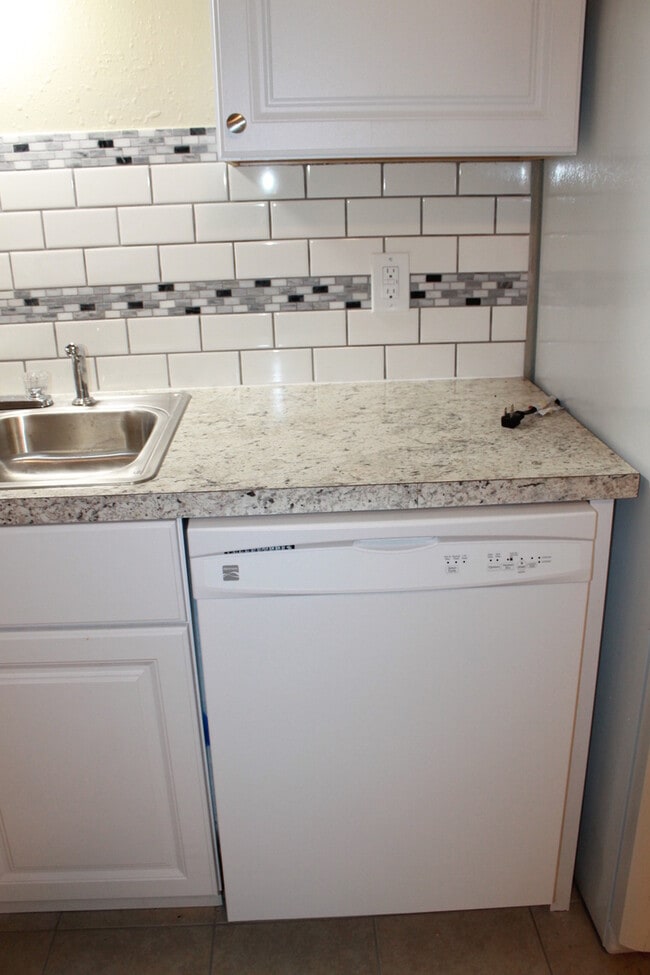 Building Photo - Better Than New! W/appliances!