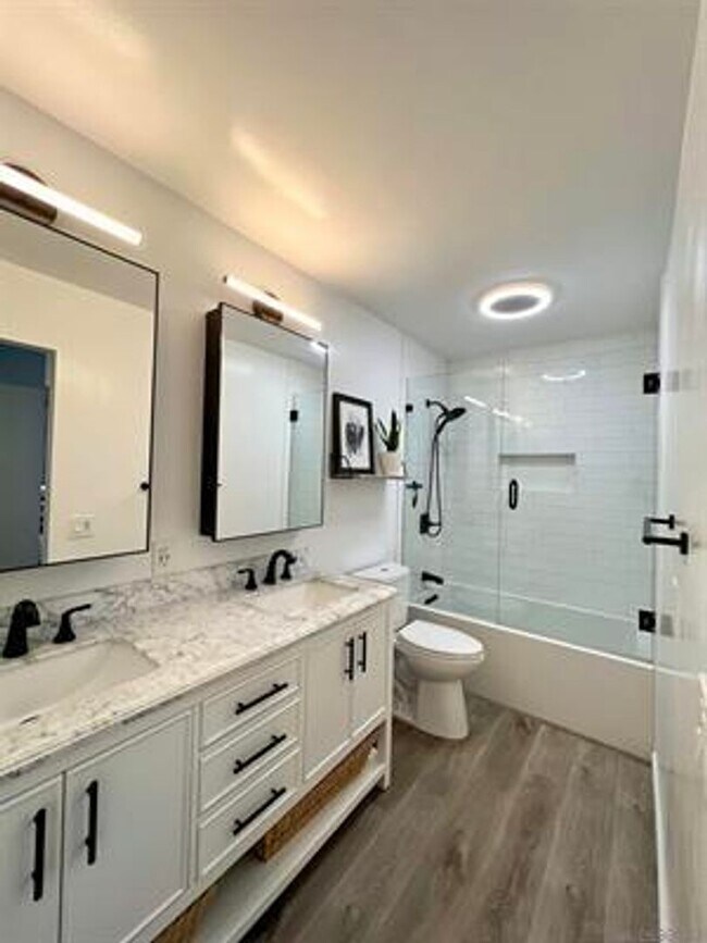 Building Photo - PB 3br Townhome $6000 to share Pacific Beach 3 Br Townhome 2 Car Garage Modern Appliances