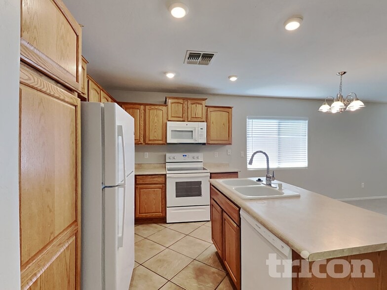 Building Photo - 43371 W Elizabeth Ave