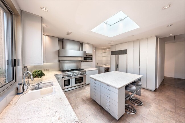 Building Photo - 10272 Overhill Dr