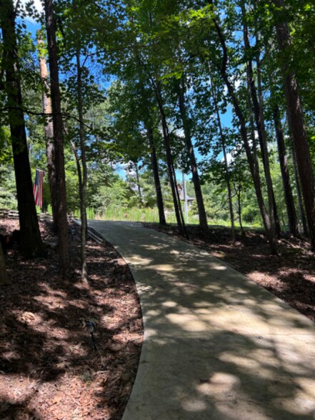 Building Photo - 105 N Arrowhead Dr