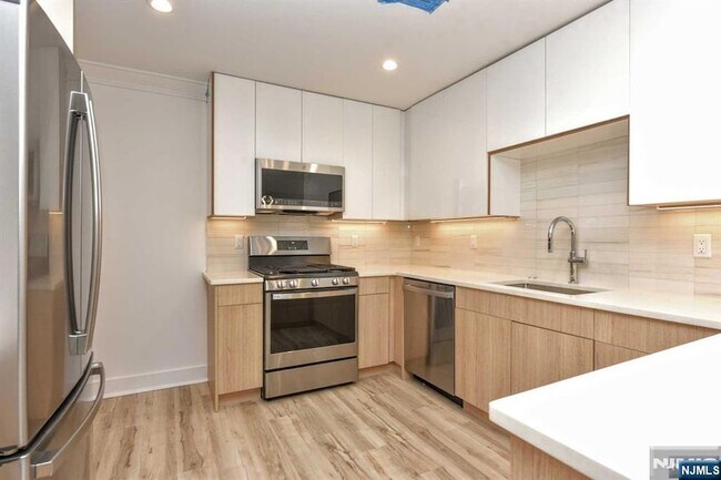 Building Photo - 108 Collignon Way