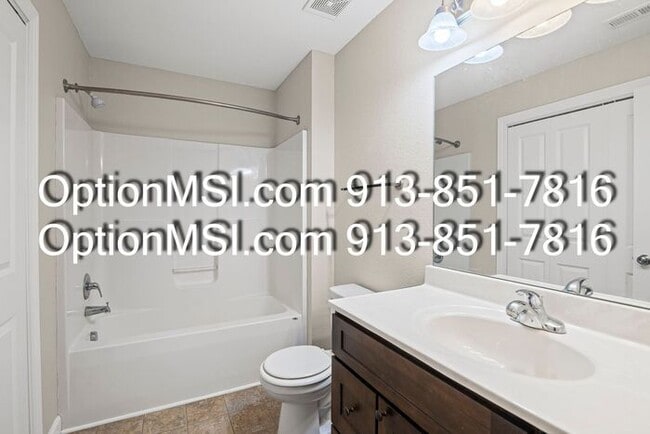 Building Photo - Townhome available in Piper schools