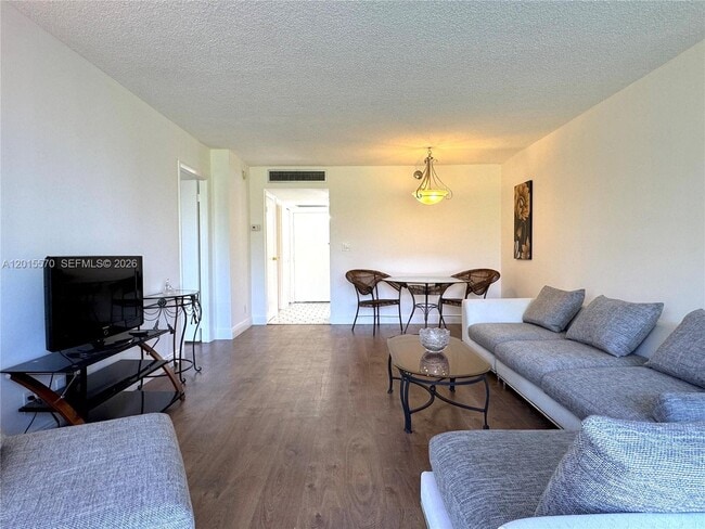 Building Photo - 20400 W Country Club Dr
