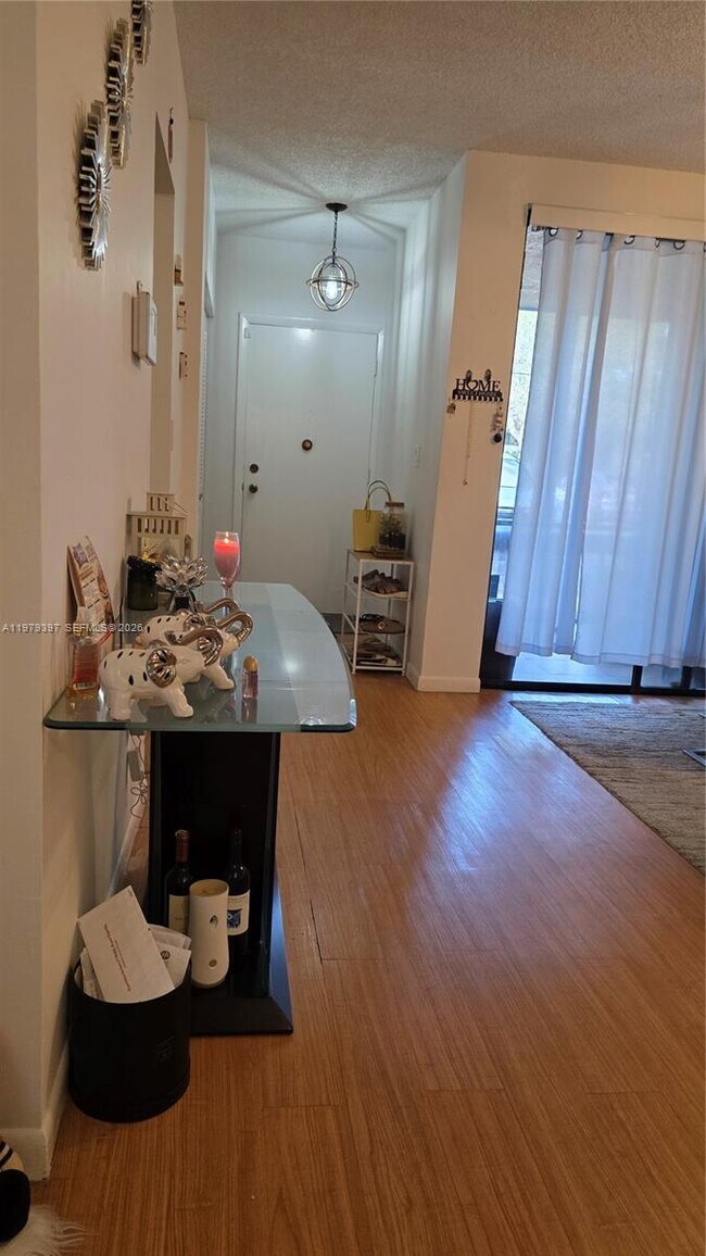 Building Photo - 750 NE 199th St