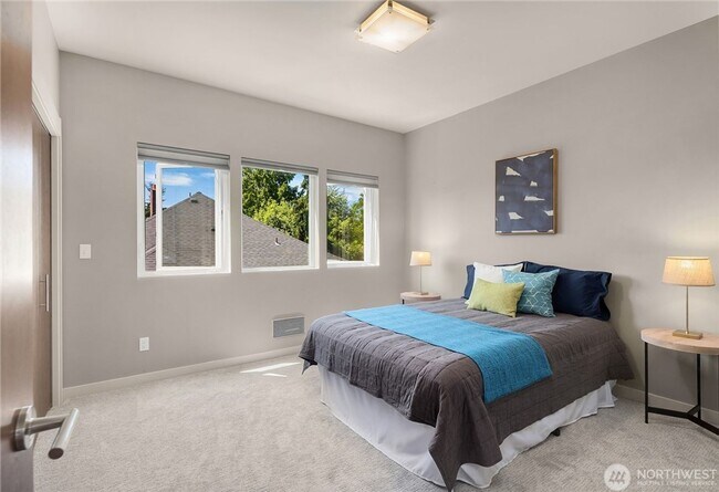 Building Photo - 3bd/2.5ba Seattle Home