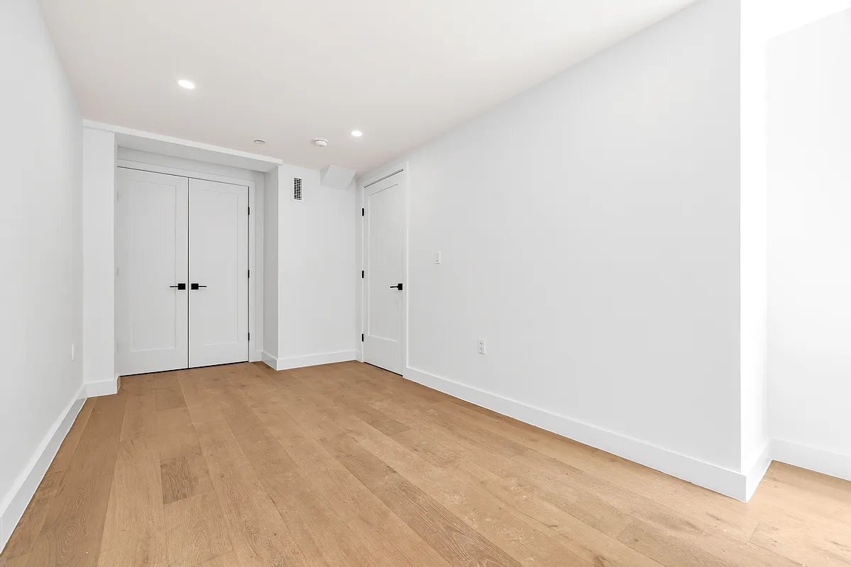 Building Photo - 18 E 13th St