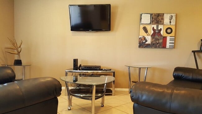 Building Photo - Pinon Bluffs Executive Suite Fully Furnished