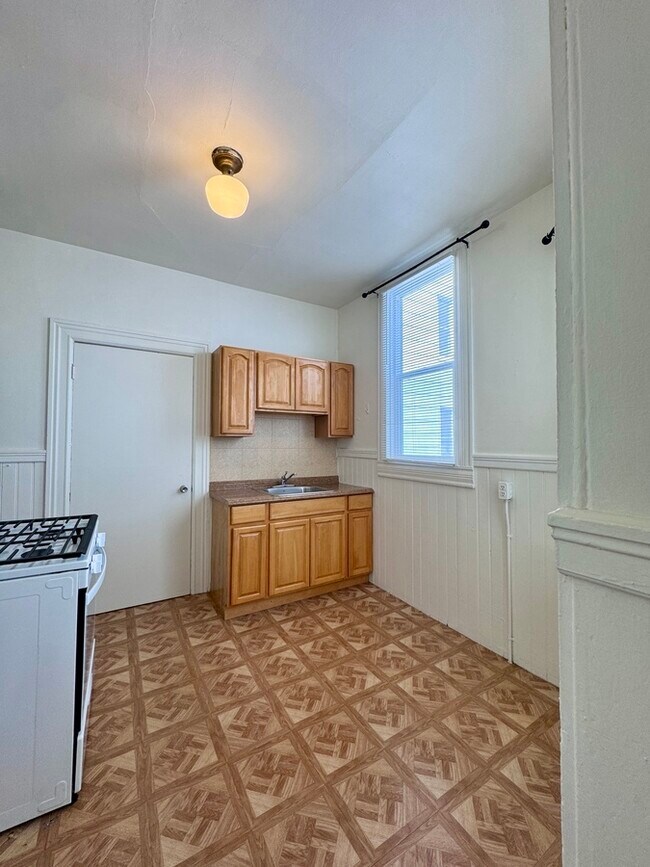 Primary Photo - 26 Glover St