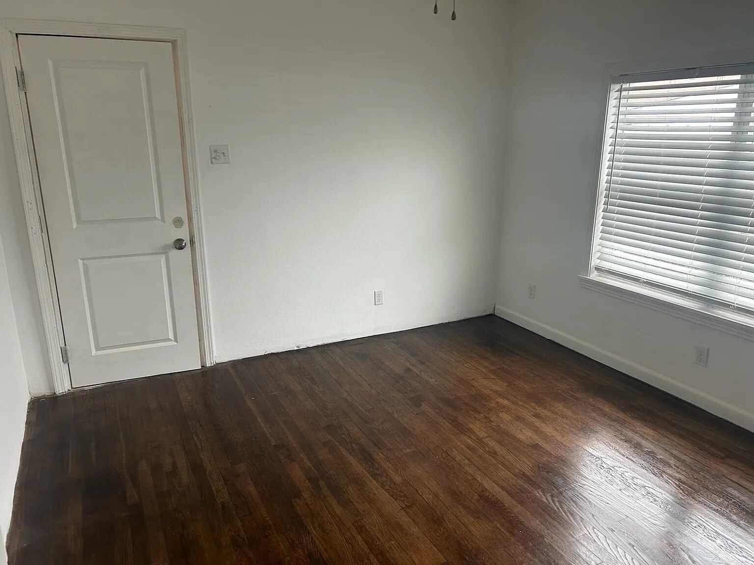 Building Photo - Room in House on Motel Dr
