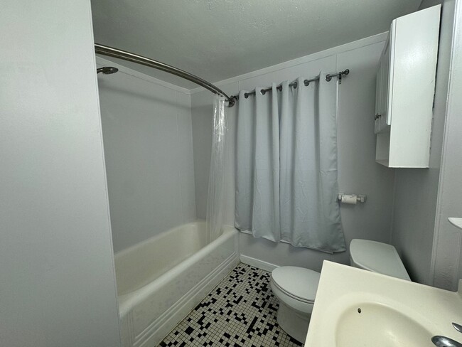 Building Photo - Single Family 3 Bedroom home on West Haven...