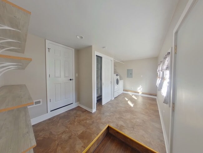 Building Photo - 402 N Kansas Ave