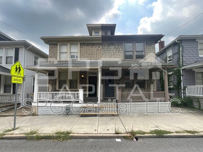 Primary Photo - 328 E College Ave