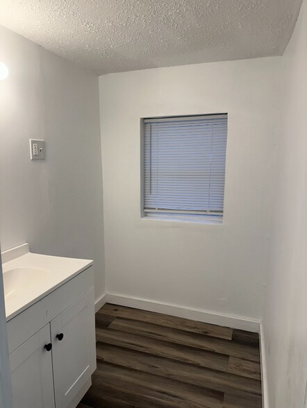 Building Photo - 203 Roan Ave