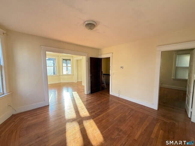 Building Photo - 867 Elm St