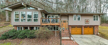 Building Photo - Light & Bright Home