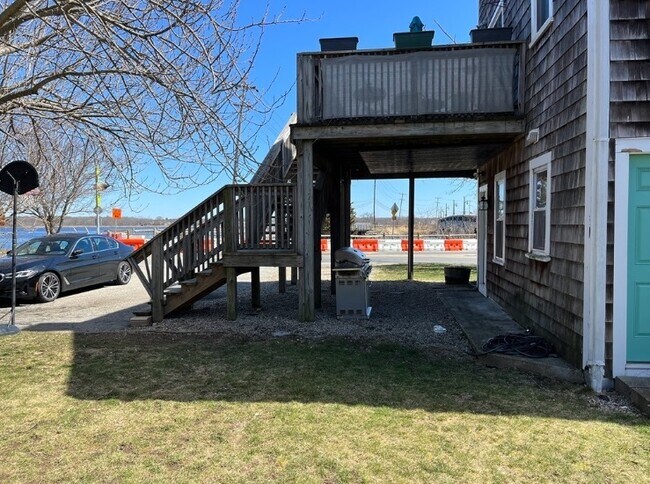 Building Photo - Barrington River House