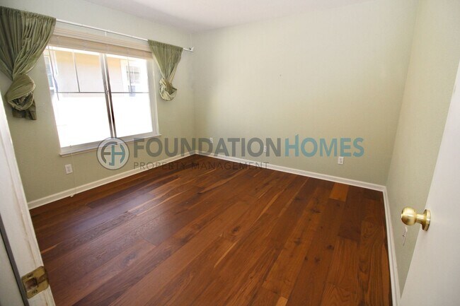 Building Photo - Rare 5BD Corner Lot Home in Hamilton Southgate — Soaring Ceilings & Hardwood Floors - FOUNDATION