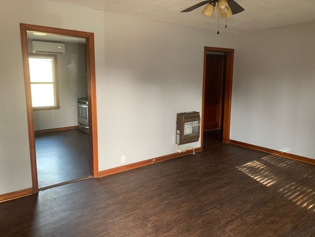 Building Photo - Charming 2-Bed with Bonus Space & Private ...