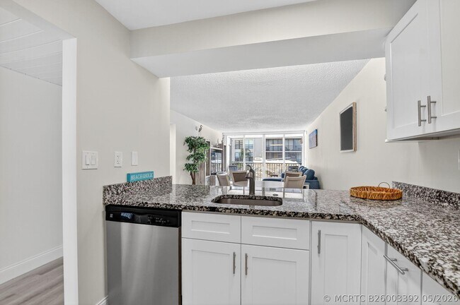 Building Photo - 8 Royal Palm Way