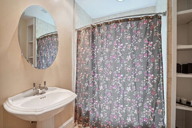 Building Photo - Cleveland Park 5 Bedroom, 3.5 Bath